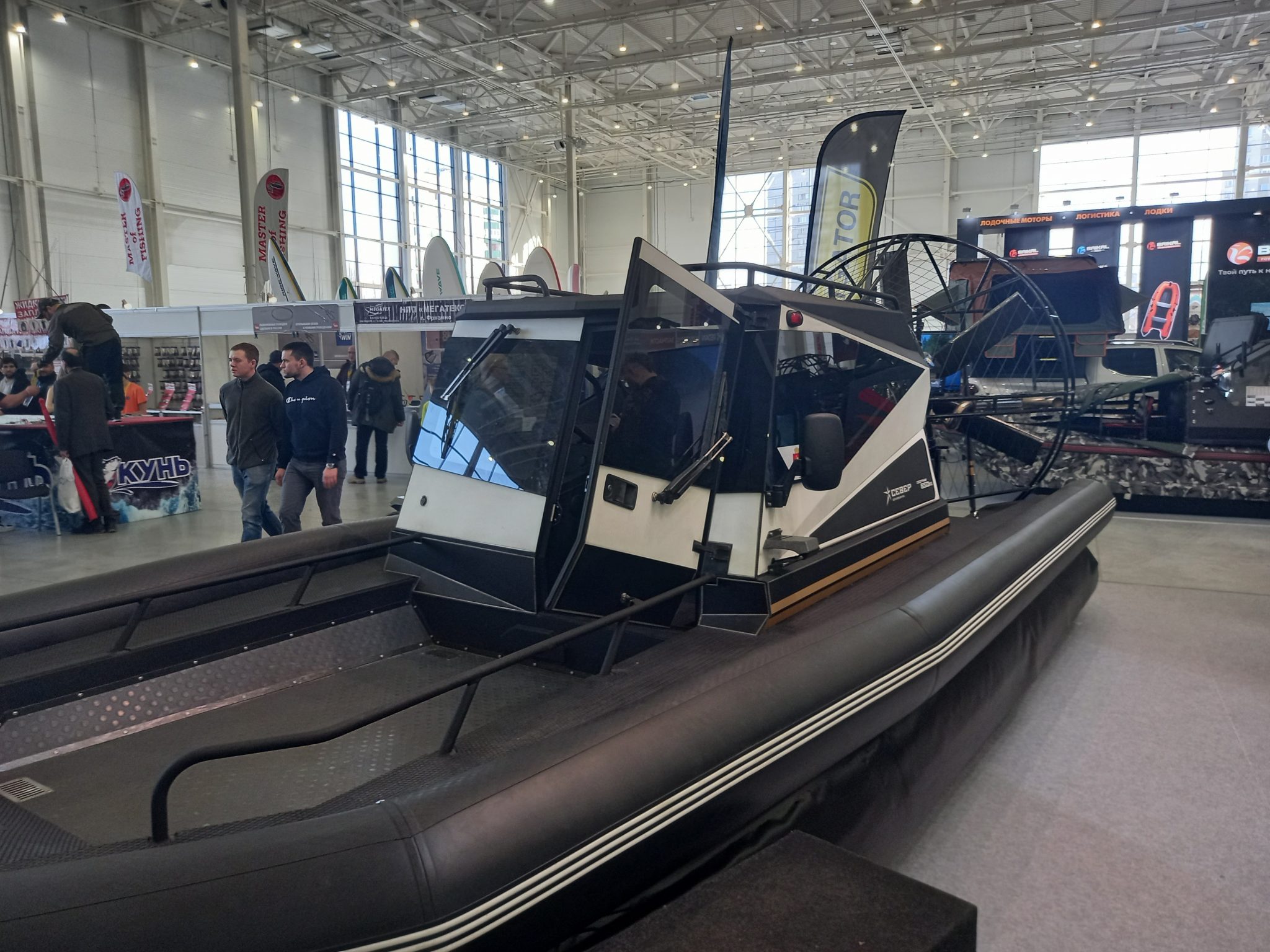 Иллюстрация «Охотник 650К1»: большой обзор новой аэролодки красноярского завода «Север». Чем она интересна и за сколько ее можно купить?