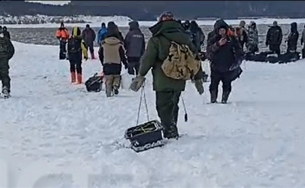 Иллюстрация Унесённых в море рыбаков спасали до 5 часов утра. Спасателям и волонтерам понадобились вертолёт, аэролодка и моторка