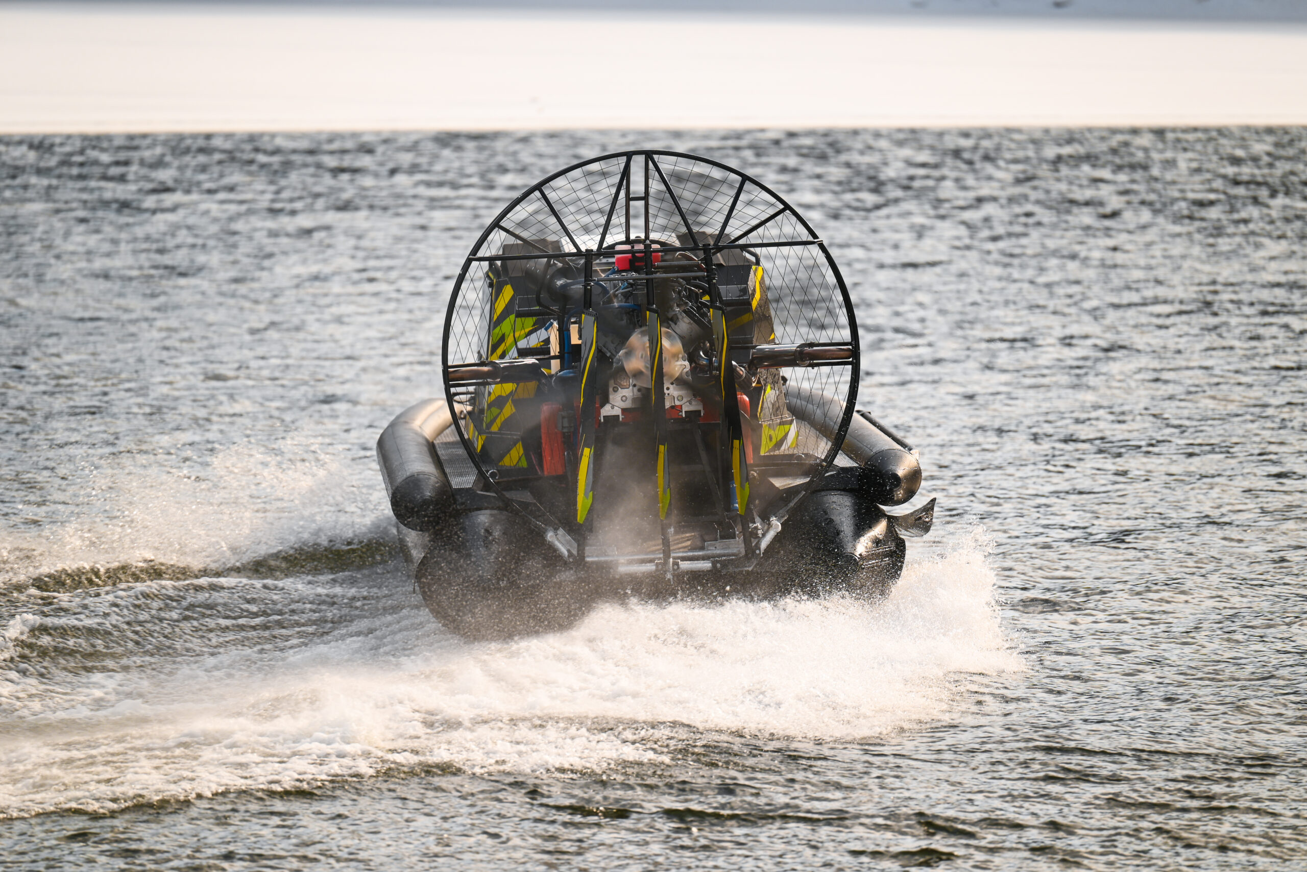 =Аэролодка с винтом идет по воде